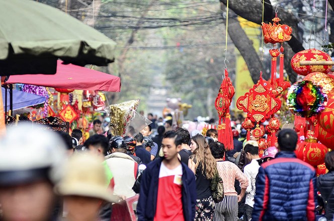 Phố Hàng Mã kẹt cứng, hàng bày ra giữa đường trước ngày ông Công ông Táo - ảnh 1