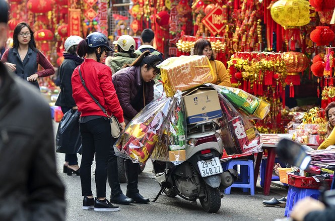 Phố Hàng Mã kẹt cứng, hàng bày ra giữa đường trước ngày ông Công ông Táo - ảnh 3
