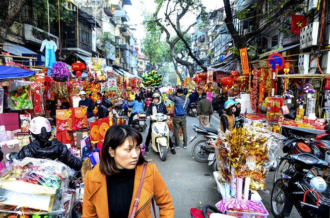 Phố Hàng Mã kẹt cứng, hàng bày ra giữa đường trước ngày ông Công ông Táo - ảnh 12