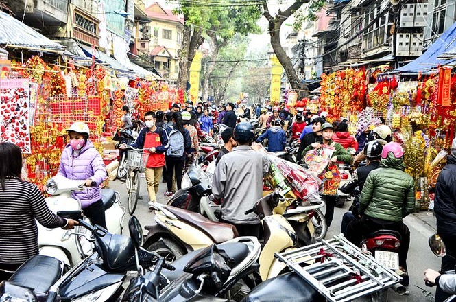 Phố Hàng Mã kẹt cứng, hàng bày ra giữa đường trước ngày ông Công ông Táo - ảnh 13