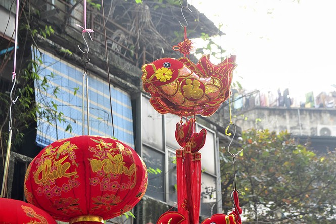 Phố Hàng Mã kẹt cứng, hàng bày ra giữa đường trước ngày ông Công ông Táo - ảnh 6