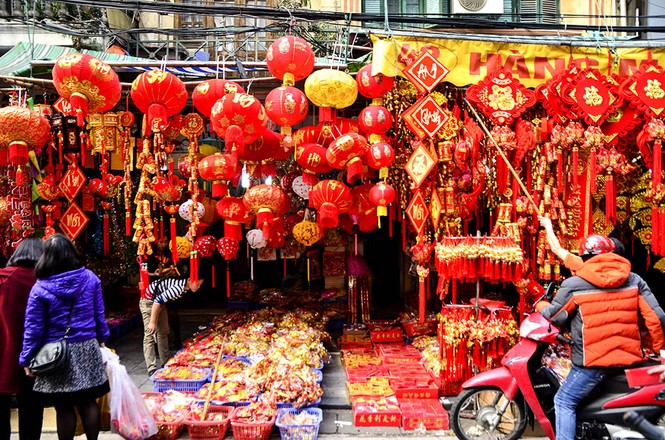 Phố Hàng Mã kẹt cứng, hàng bày ra giữa đường trước ngày ông Công ông Táo - ảnh 7
