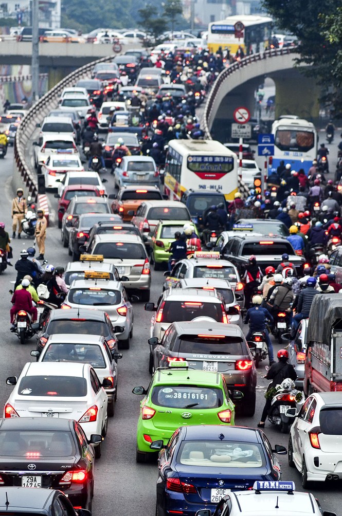 'Nghẹt thở' những cung đường Hà thành ngày cận Tết - ảnh 10