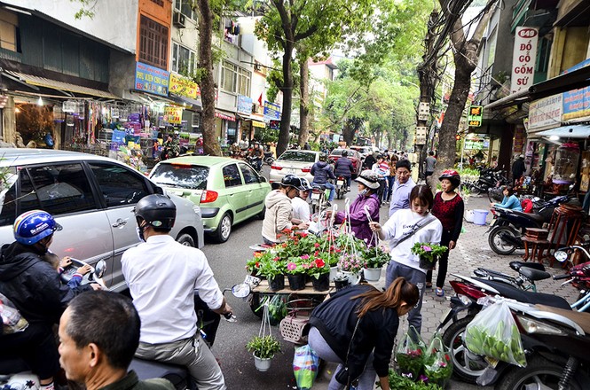 'Nghẹt thở' những cung đường Hà thành ngày cận Tết - ảnh 4