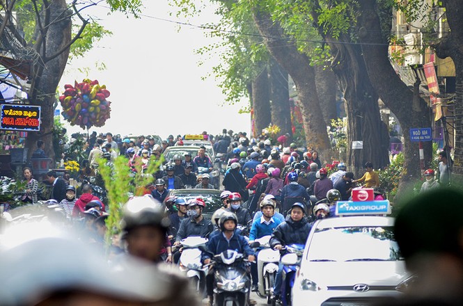 'Nghẹt thở' những cung đường Hà thành ngày cận Tết - ảnh 6