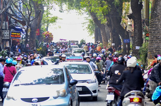 'Nghẹt thở' những cung đường Hà thành ngày cận Tết - ảnh 1