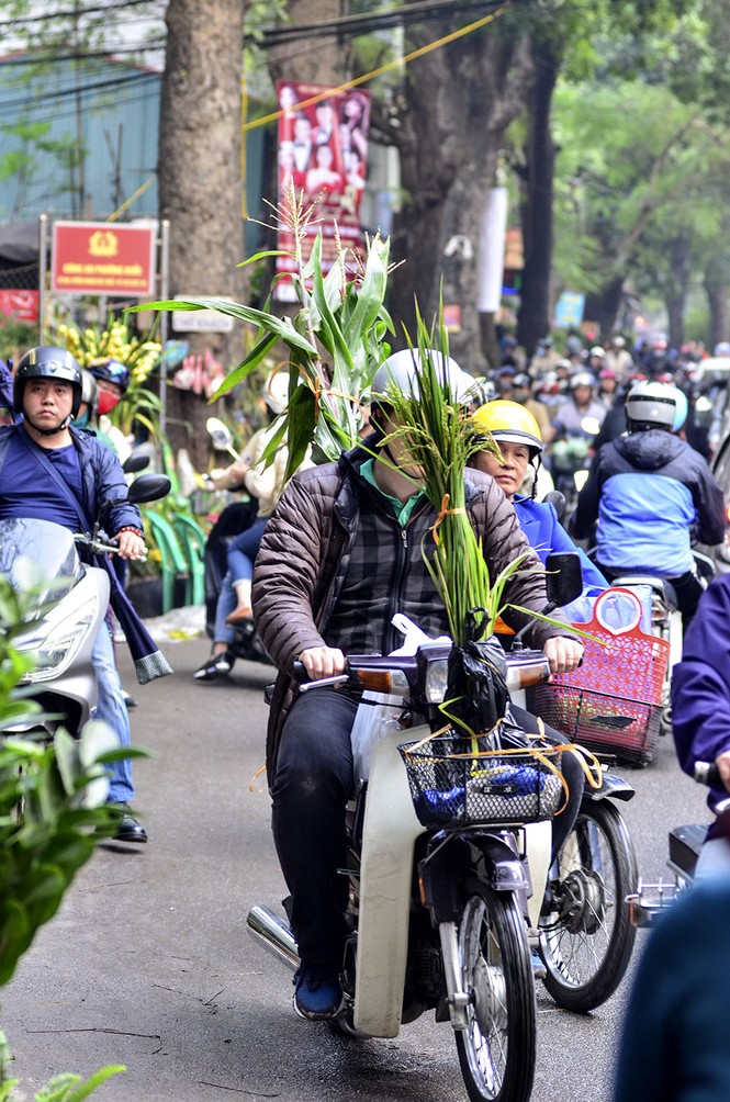 'Nghẹt thở' những cung đường Hà thành ngày cận Tết - ảnh 3