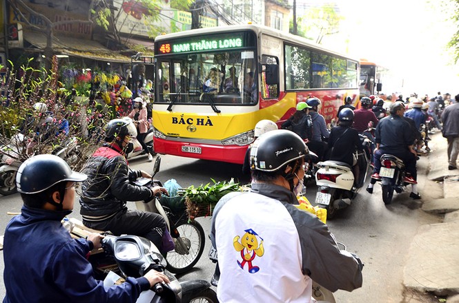 'Nghẹt thở' những cung đường Hà thành ngày cận Tết - ảnh 2