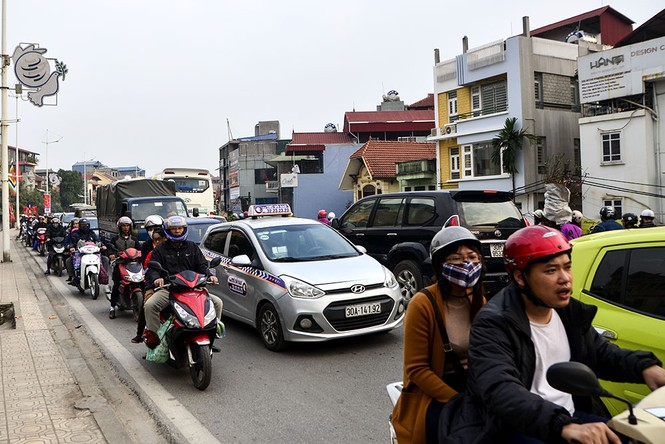 'Nghẹt thở' những cung đường Hà thành ngày cận Tết - ảnh 9