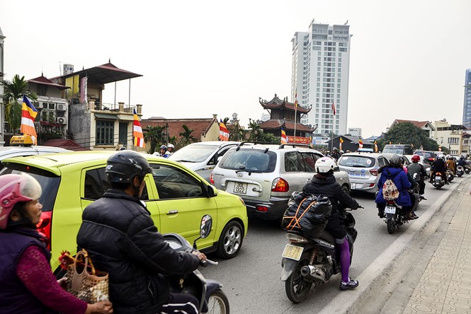 'Nghẹt thở' những cung đường Hà thành ngày cận Tết - ảnh 8