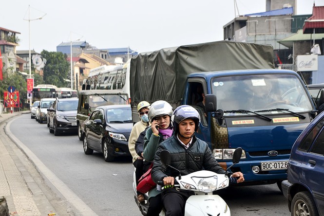 'Nghẹt thở' những cung đường Hà thành ngày cận Tết - ảnh 7