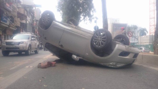 Xế hộp lật ngửa sau khi đâm vào dải phân cách - ảnh 1