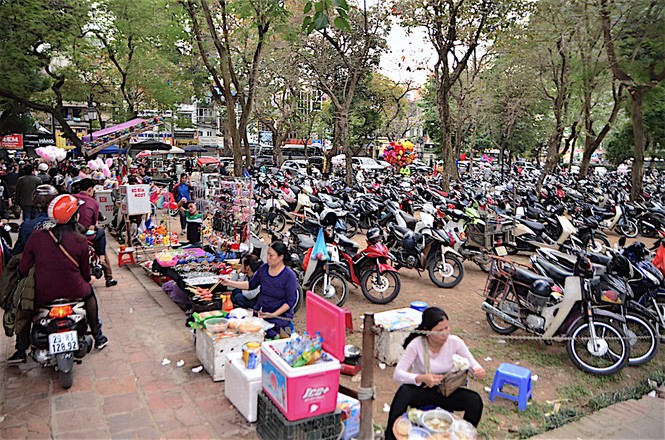 Xếp hàng xin chữ đầu năm ở Văn Miếu - ảnh 1