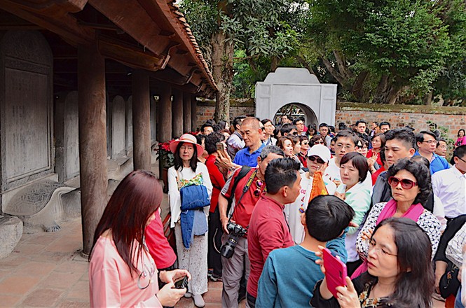 Xếp hàng xin chữ đầu năm ở Văn Miếu - ảnh 6