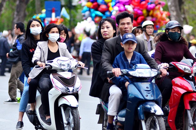 Nhan nhản vi phạm Luật giao thông dịp Tết ở Thủ đô - ảnh 1