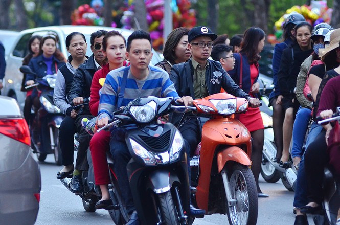 Nhan nhản vi phạm Luật giao thông dịp Tết ở Thủ đô - ảnh 10