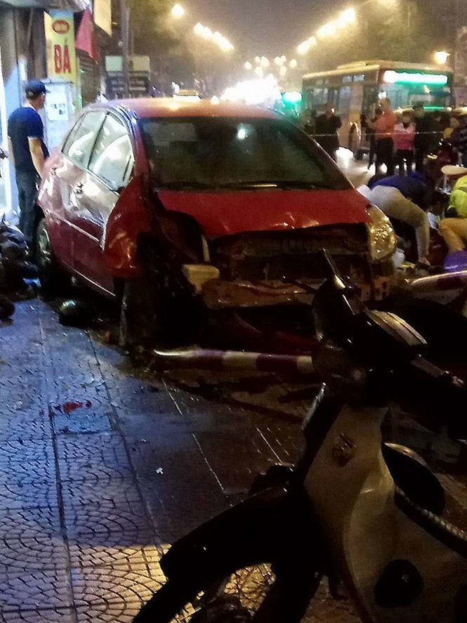 Hiện trường vụ 'xe điên' đâm liên hoàn ở phố Nguyễn Văn Cừ - ảnh 8