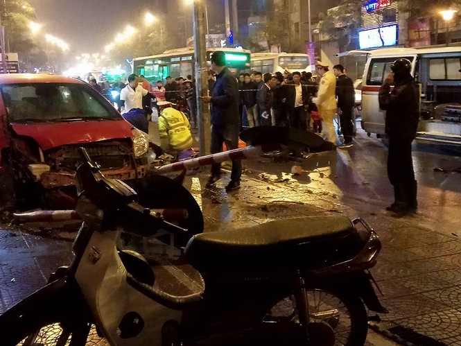 Hiện trường vụ 'xe điên' đâm liên hoàn ở phố Nguyễn Văn Cừ - ảnh 1