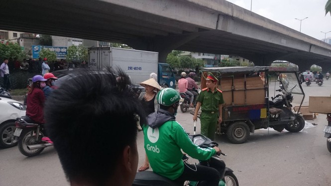 Xe ba bánh lật đè chết người đàn ông giữa phố Hà Nội - ảnh 1