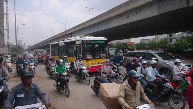Xe ba bánh lật đè chết người đàn ông giữa phố Hà Nội - ảnh 2