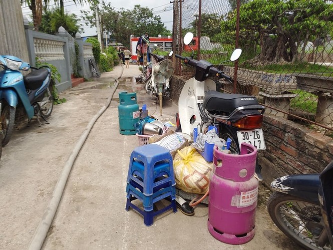 Xưởng tái chế nhựa cháy lớn, khói bốc đen kịt giữa trưa - ảnh 2