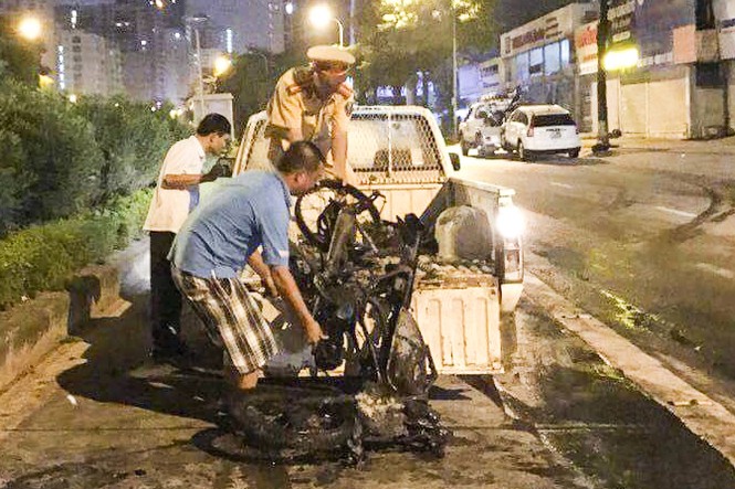Ô tô kéo lê xe máy trên làn buýt nhanh rồi bốc cháy ngùn ngụt - ảnh 1