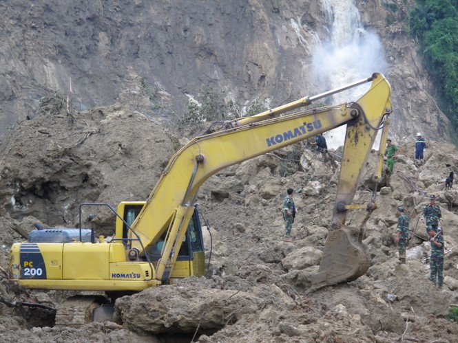 Dùng chó nghiệp vụ tìm kiếm nạn nhân bị vùi lấp ở Hòa Bình - ảnh 10