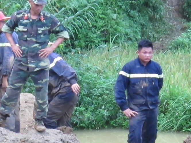 Dùng chó nghiệp vụ tìm kiếm nạn nhân bị vùi lấp ở Hòa Bình - ảnh 12