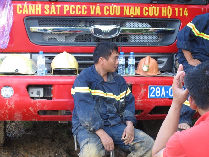 Dùng chó nghiệp vụ tìm kiếm nạn nhân bị vùi lấp ở Hòa Bình - ảnh 1
