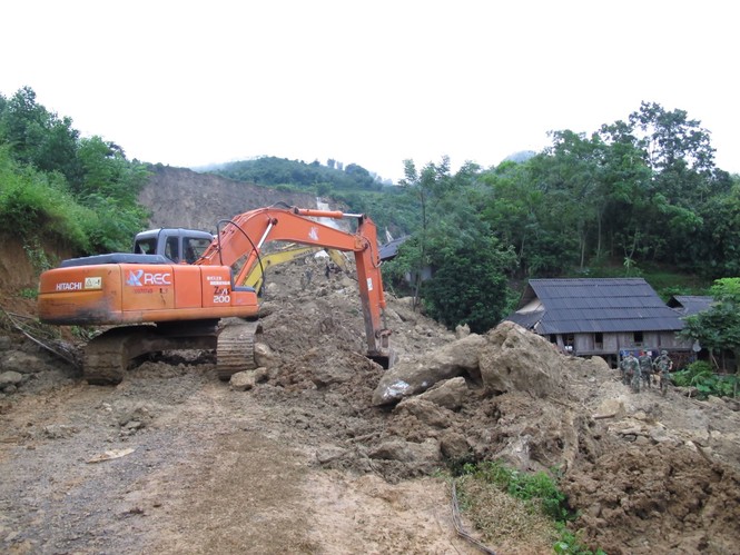 Dùng chó nghiệp vụ tìm kiếm nạn nhân bị vùi lấp ở Hòa Bình - ảnh 13