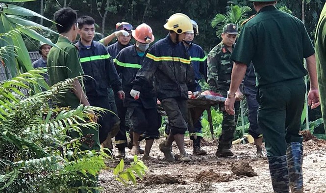 Lội bùn sâu, bới đất đá cứu nạn nhân vụ sạt lở ở Hòa Bình - ảnh 3