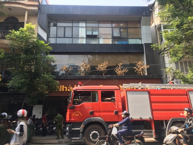 Nhà hàng ở Bà Triệu bất ngờ bốc cháy - ảnh 3