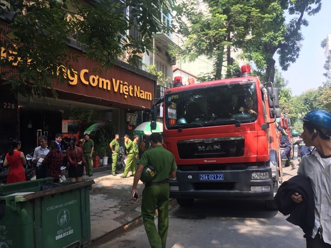 Nhà hàng ở Bà Triệu bất ngờ bốc cháy - ảnh 4