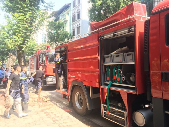 Nhà hàng ở Bà Triệu bất ngờ bốc cháy - ảnh 5
