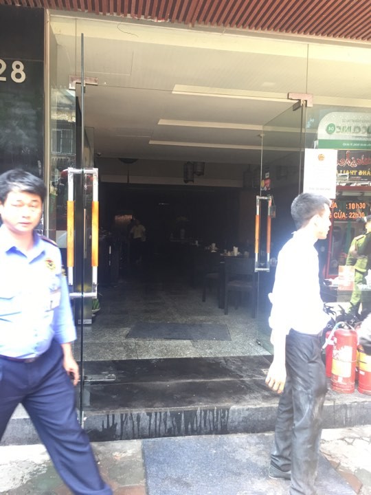 Nhà hàng ở Bà Triệu bất ngờ bốc cháy - ảnh 6
