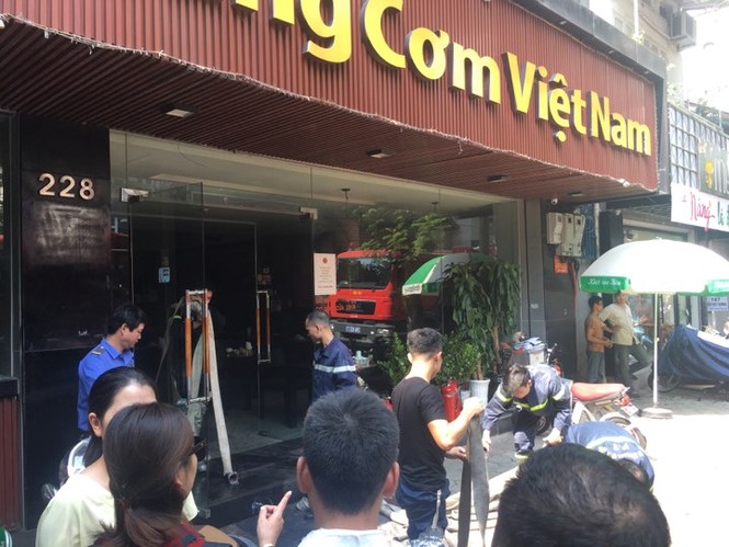 Nhà hàng ở Bà Triệu bất ngờ bốc cháy - ảnh 1