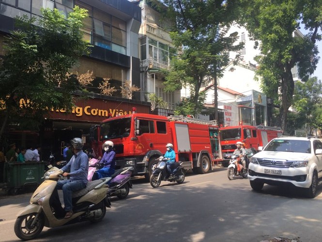 Nhà hàng ở Bà Triệu bất ngờ bốc cháy - ảnh 7