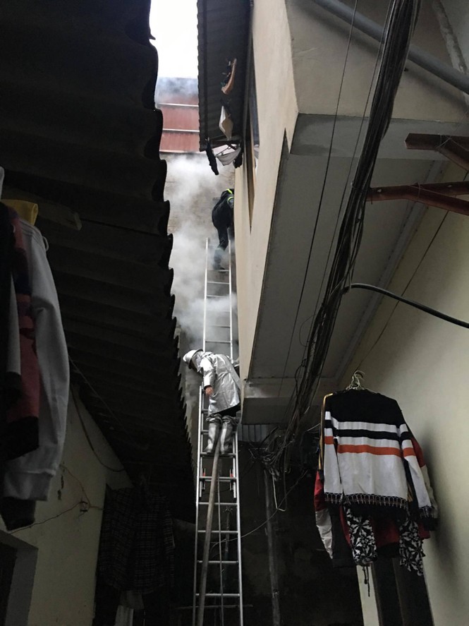 Hà Nội: Đang cháy lớn trên phố Lạc Nghiệp, khói đen bốc nghi ngút - ảnh 12