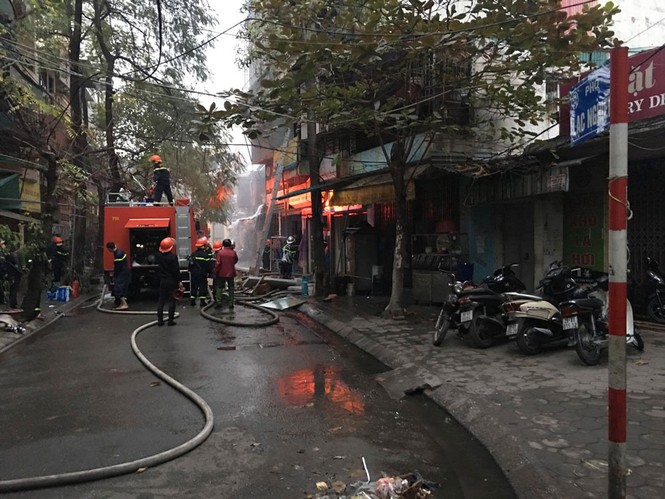Hà Nội: Đang cháy lớn trên phố Lạc Nghiệp, khói đen bốc nghi ngút - ảnh 1