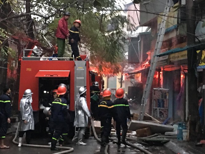 Hà Nội: Đang cháy lớn trên phố Lạc Nghiệp, khói đen bốc nghi ngút - ảnh 9
