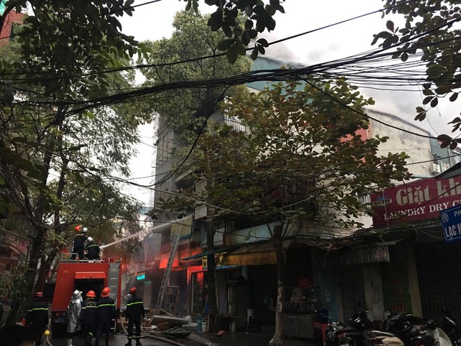 Hà Nội: Đang cháy lớn trên phố Lạc Nghiệp, khói đen bốc nghi ngút - ảnh 3