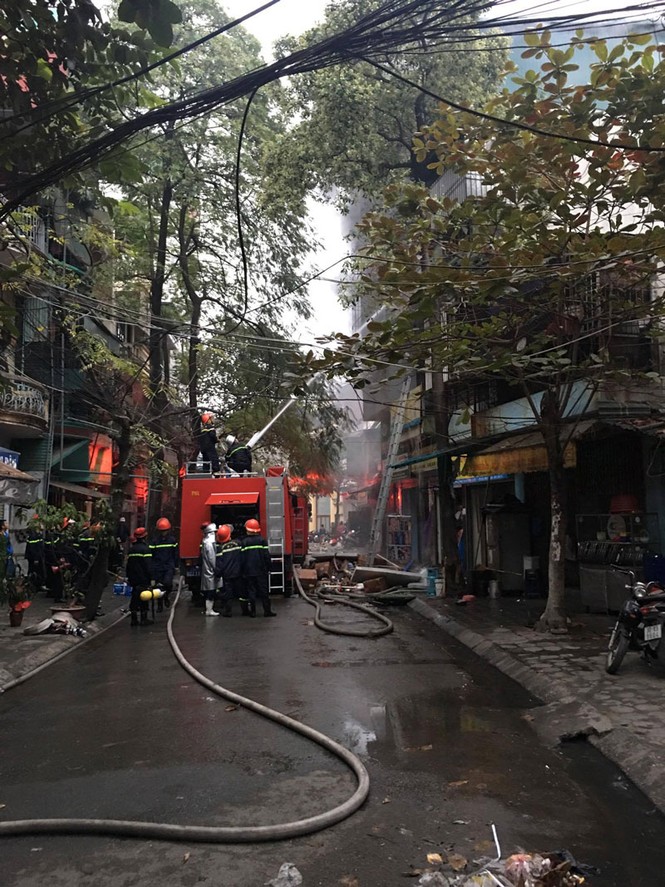 Hà Nội: Đang cháy lớn trên phố Lạc Nghiệp, khói đen bốc nghi ngút - ảnh 7