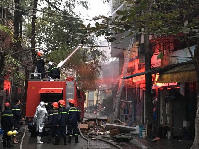 Hà Nội: Đang cháy lớn trên phố Lạc Nghiệp, khói đen bốc nghi ngút - ảnh 8