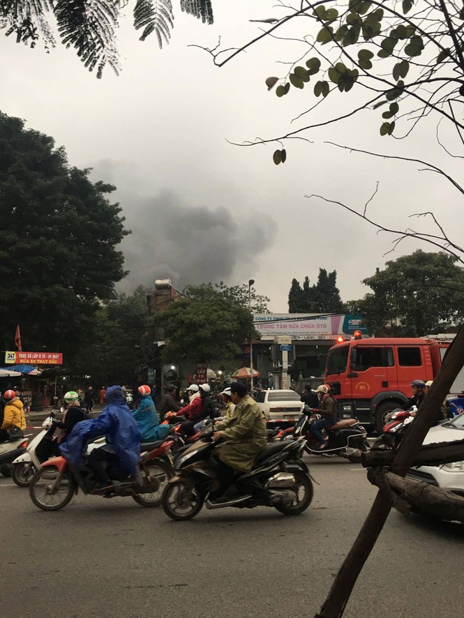 Hà Nội: Đang cháy lớn trên phố Lạc Nghiệp, khói đen bốc nghi ngút - ảnh 6