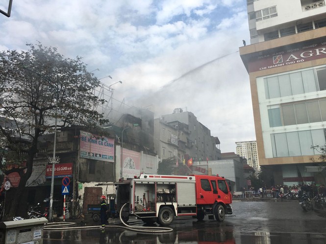 Hà Nội: Phun nước từ chợ Mơ dập lửa ở cửa hàng tạp hóa - ảnh 2
