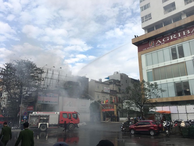 Hà Nội: Phun nước từ chợ Mơ dập lửa ở cửa hàng tạp hóa - ảnh 3