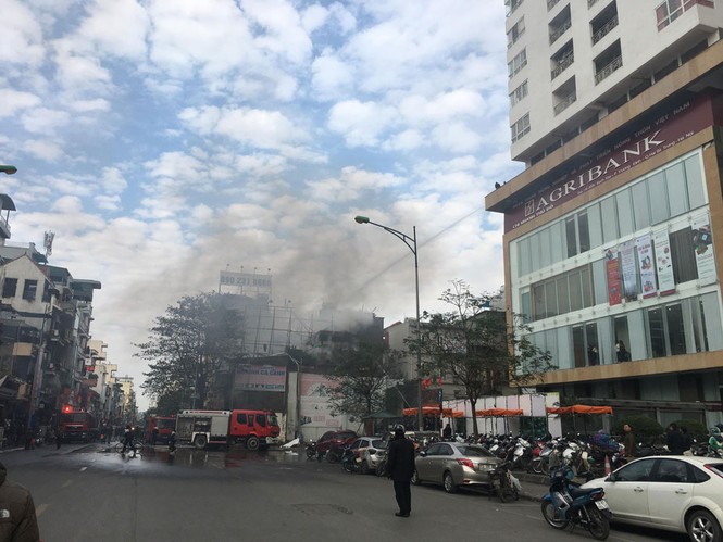 Hà Nội: Phun nước từ chợ Mơ dập lửa ở cửa hàng tạp hóa - ảnh 1