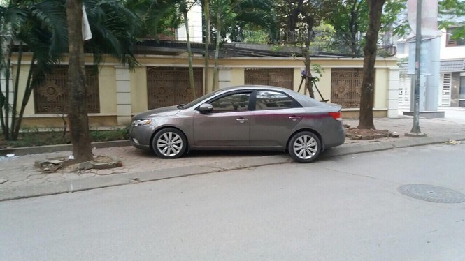 Hàng loạt xe hơi bị phun sơn - ảnh 2