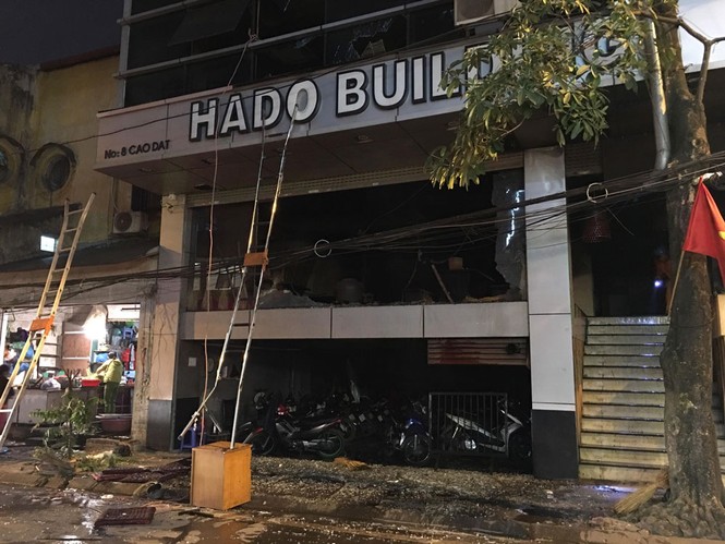 Cháy tòa nhà trên phố Cao Đạt, nhiều người đập cửa kính thoát thân - ảnh 2