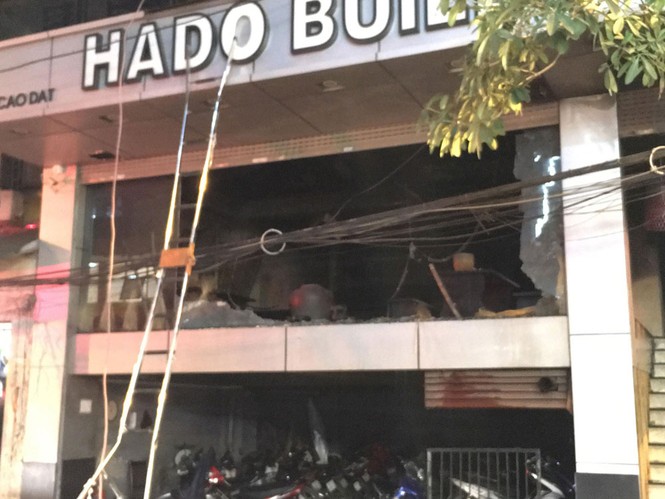 Cháy tòa nhà trên phố Cao Đạt, nhiều người đập cửa kính thoát thân - ảnh 3